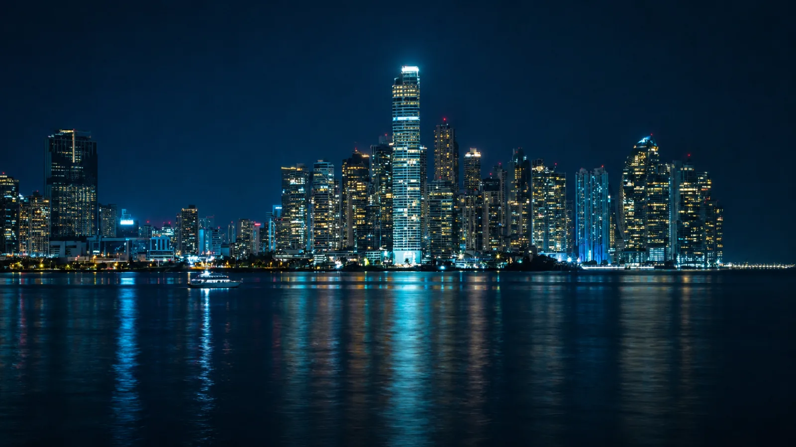 Skyline di Panama City di notte visto dall'acqua